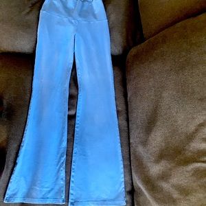 Like new TNA Aritzia legging flare leg, selling cause they were too small.